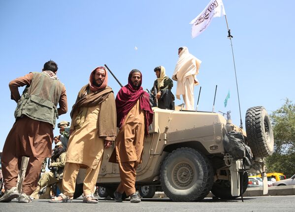 El 15 de agosto, los talibanes tomaron el palacio presidencial en Kabul. Retomaron así el poder en Afganistán y formaron un Gobierno interino. La noche del 31 de agosto, los militares estadounidenses abandonaron Afganistán tras 20 años de conflicto armado, el más largo de su historia. - Sputnik Mundo