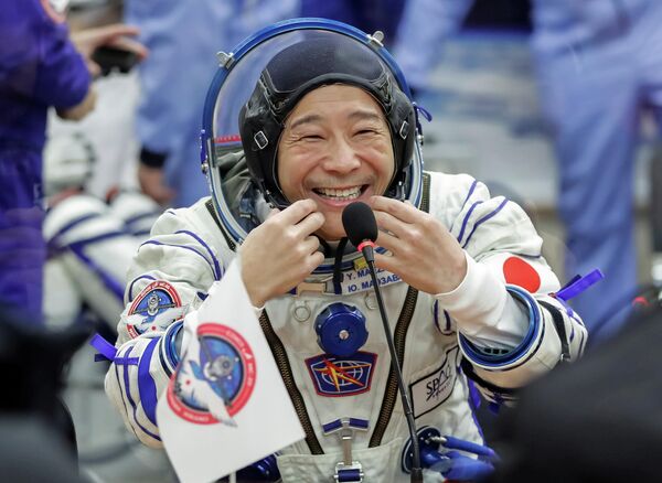 El 8 de diciembre, el multimillonario japonés Yusaku Maezawa, acompañado de su asistente Yozo Hirano y del cosmonauta ruso Alexandr Miruskin, llegó a la Estación Espacial Internacional a bordo del cohete ruso Soyuz MS-20. El turista espacial japonés participará en el programa científico de la EEI, tocará un instrumento musical y realizará distintas actividades que le han propuesto sus seguidores virtuales. - Sputnik Mundo