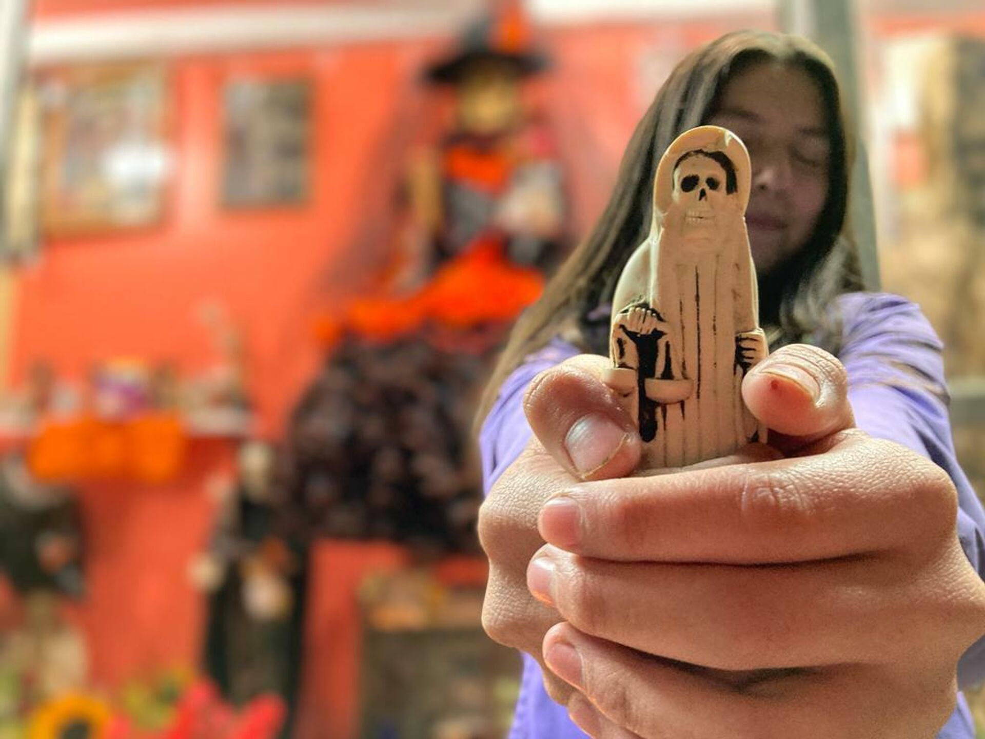 Fernanda, adolescente, también profesa fe en la Santa Muerte  - Sputnik Mundo, 1920, 31.12.2021