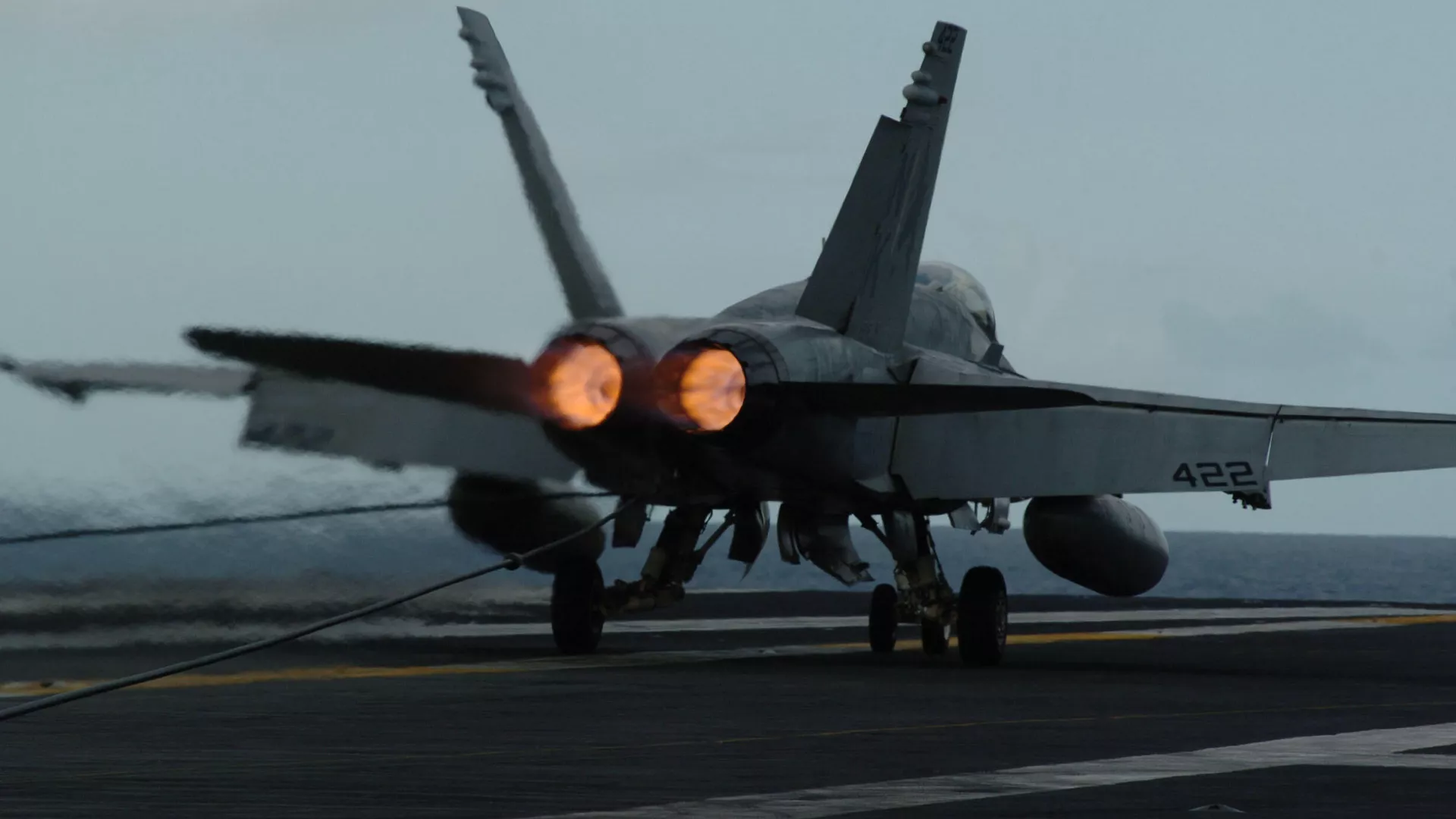 Un F/A-18C Hornet realiza un aterrizaje a bordo del USS John C. Stennis - Sputnik Mundo, 1920, 01.01.2022