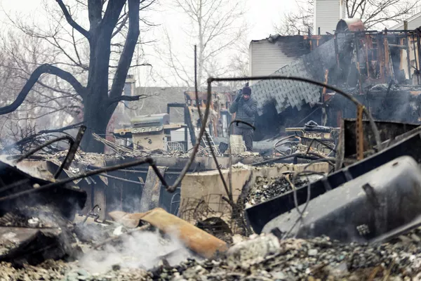 Casas destruidas debido a un incendio forestal en Colorado, EEUU, el 31 de diciembre de 2021 - Sputnik Mundo