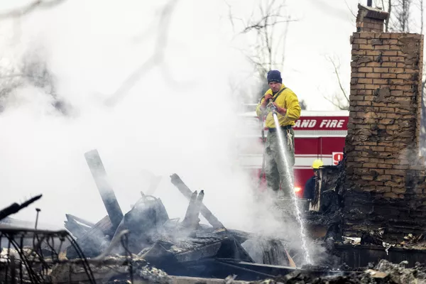 Un bombero apaga el fuego en Louisville, Colorado, EEUU, el 31 de diciembre de 2021 - Sputnik Mundo