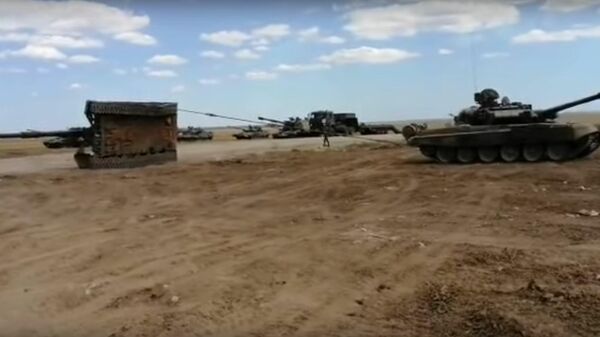 Un tanque T-90 vuelca al obús Msta-S - Sputnik Mundo