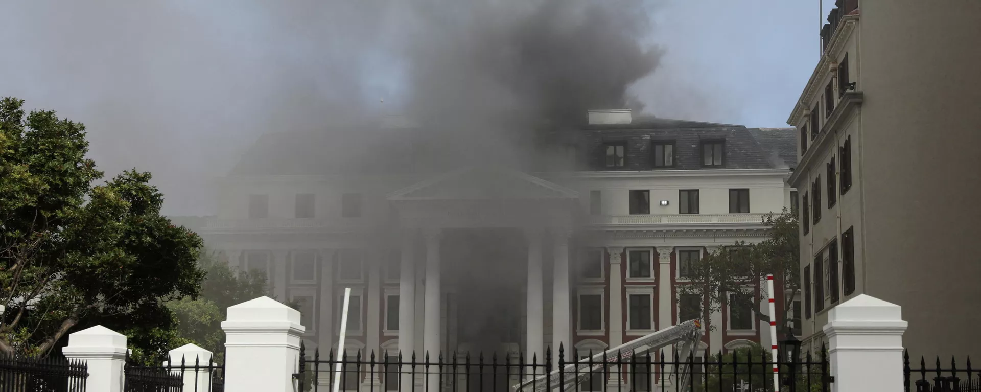 Los bomberos combaten el incendio ocurrido en el Parlamento de Sudáfrica, el 2 de enero de 2022 - Sputnik Mundo, 1920, 02.01.2022