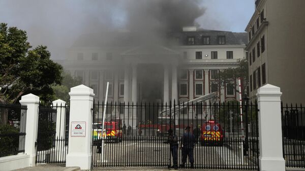 Los bomberos combaten el incendio ocurrido en el Parlamento de Sudáfrica, el 2 de enero de 2022 - Sputnik Mundo