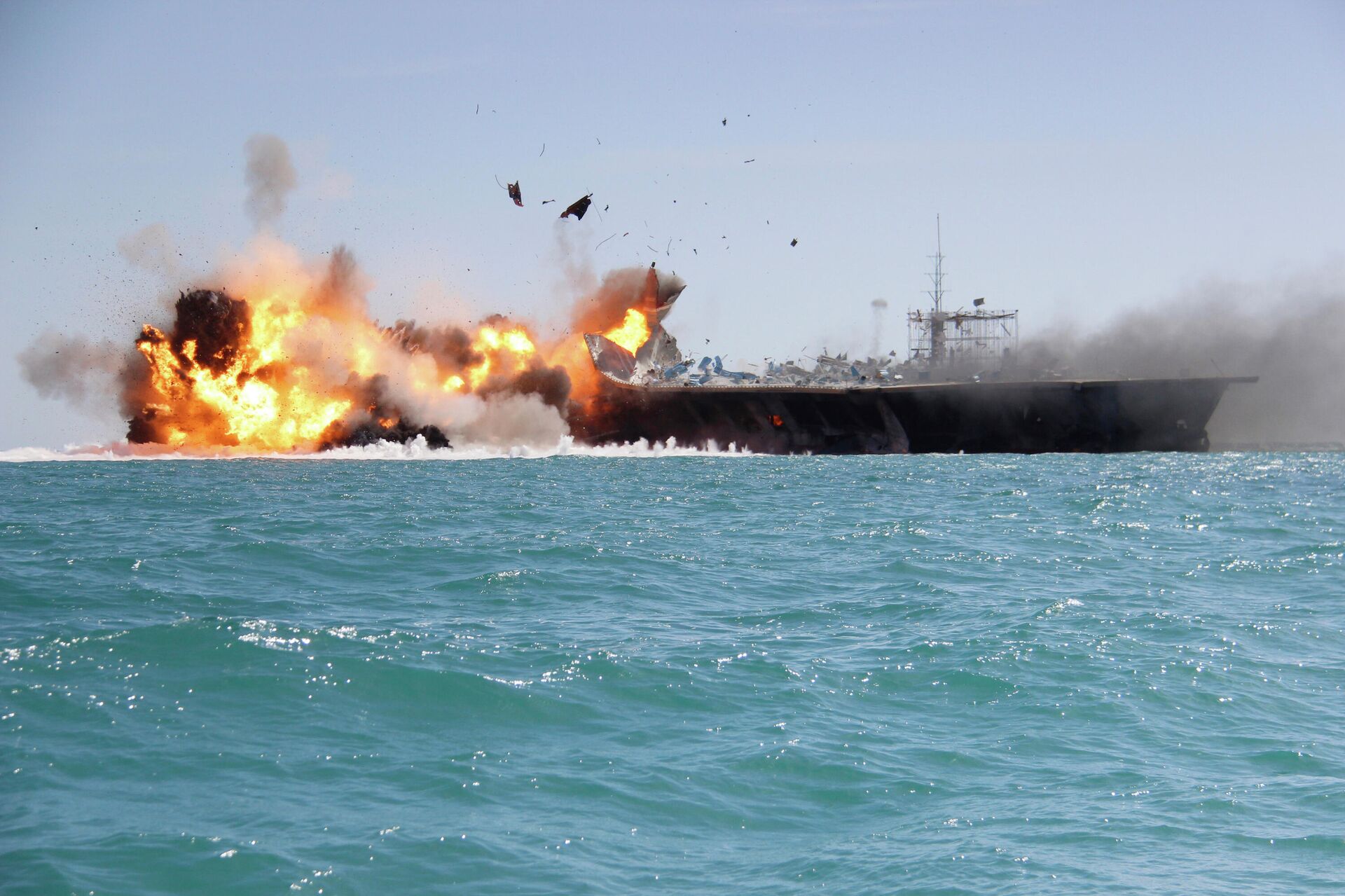 Explosión de la maqueta del portaviones estadounidense durante unas maniobras en Irán - Sputnik Mundo, 1920, 03.01.2022