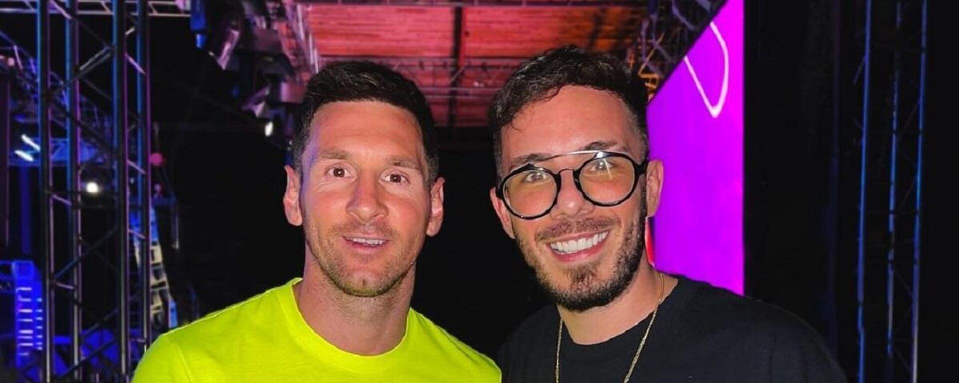 DJ Fer Palacio (dcha.) junto a Leo Messi - Sputnik Mundo, 1920, 03.01.2022