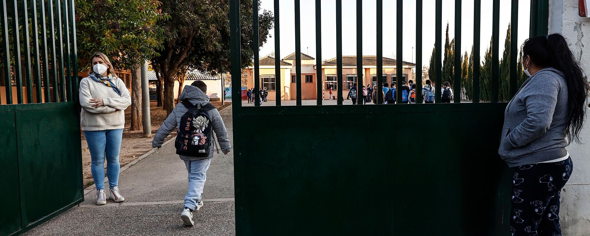 Niño entra al colegio público CEIP Antonio Machado (Valencia) - Sputnik Mundo, 1920, 04.01.2022