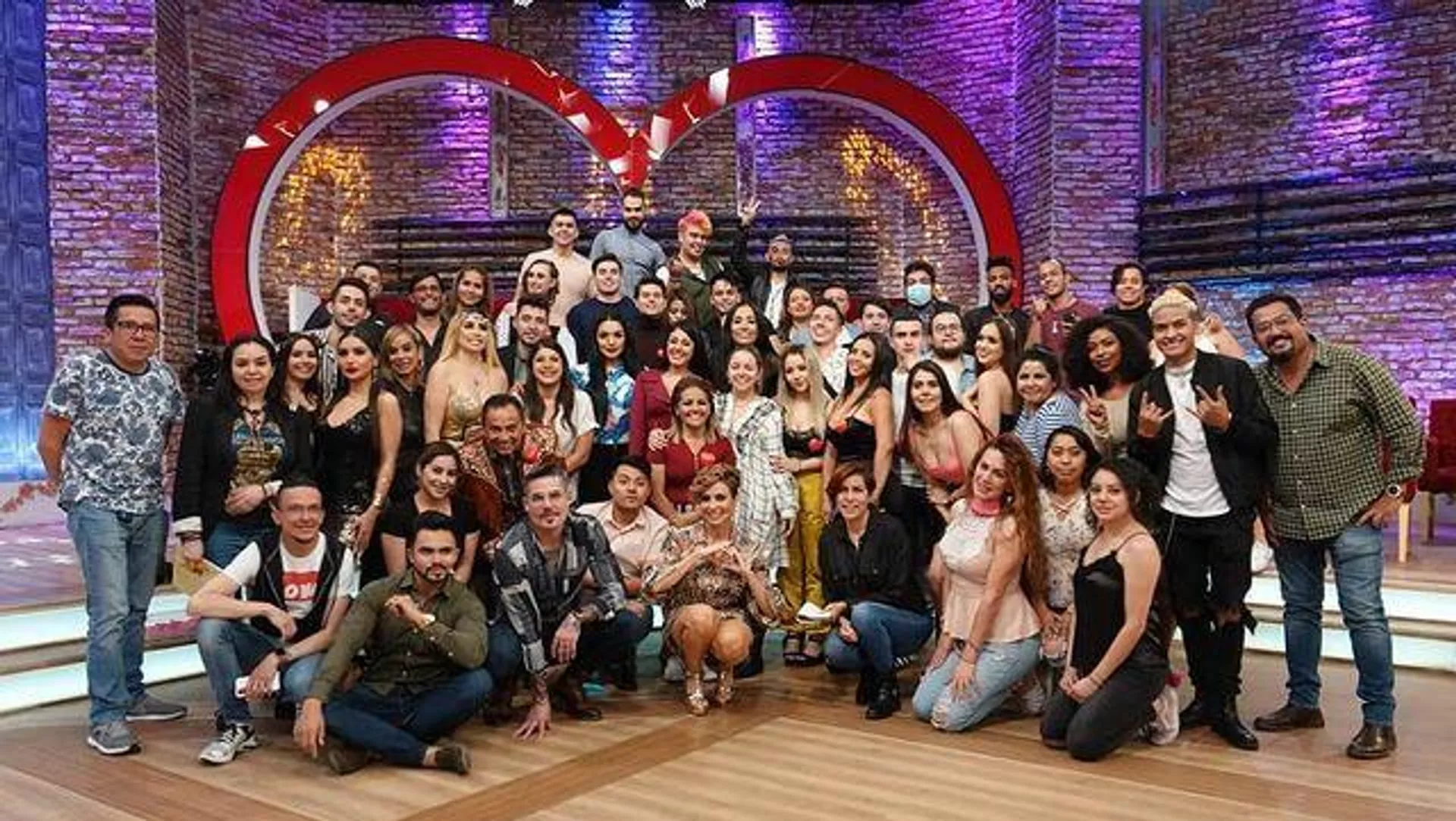 Elenco del reality show mexicano 'Enamorándonos' de TV Azteca