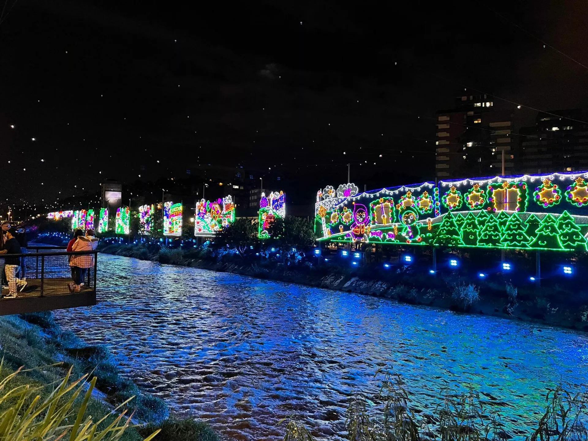 Alumbrados en el río Medellín a la altura de Parques del Río, en Medellín - Sputnik Mundo, 1920, 04.01.2022