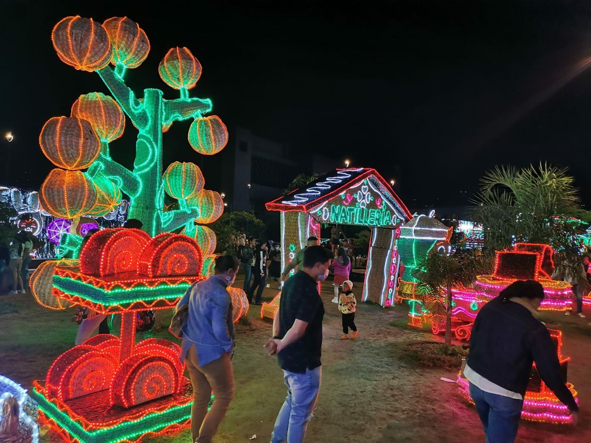 Alrededor de 15.000 personas por día visitan los alumbrados en Medellín - Sputnik Mundo, 1920, 04.01.2022