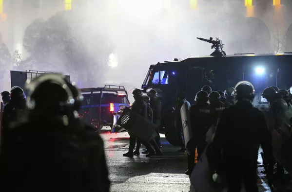 Entrada la noche del 5 de enero, los policías intentan controlar las protestas masivas en algunas regiones con las sirenas encendidas y agentes químicos para dispersar a la multitud de manifestantes.En la foto: un operativo policial recorre las calles de Almaty. Entrada la noche del 5 de enero, los policías intentan controlar las protestas masivas en algunas regiones con las sirenas encendidas y agentes químicos para dispersar a la multitud de manifestantes.En la foto: un operativo policial recorre las calles de Almaty. - Sputnik Mundo