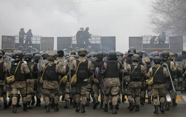 Ante la crecida de los disturbios y protestas, las autoridades extendieron el estado de emergencia para todo el país hasta el 19 de enero.En la foto: varios oficiales kazajos cerca de una barricada durante las protestas. Ante la crecida de los disturbios y protestas, las autoridades extendieron el estado de emergencia para todo el país hasta el 19 de enero.En la foto: varios oficiales kazajos cerca de una barricada durante las protestas. - Sputnik Mundo