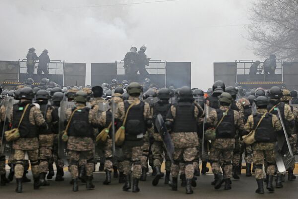 Ante la crecida de los disturbios y protestas, las autoridades extendieron el estado de emergencia para todo el país hasta el 19 de enero.En la foto: varios oficiales kazajos cerca de una barricada durante las protestas. - Sputnik Mundo