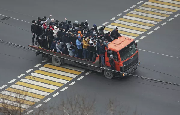 En tanto, los manifestantes de la ciudad kazaja de Taldikorgán derribaron el monumento del expresidente de Kazajistán, Nursultán Nazarbáyev, que dirigió el país desde 1990 hasta 2019.En la foto: varios manifestantes se movilizan en un camión durante las protestas en contra de la subida de los precios del gas licuado de petróleo. En tanto, los manifestantes de la ciudad kazaja de Taldikorgán derribaron el monumento del expresidente de Kazajistán, Nursultán Nazarbáyev, que dirigió el país desde 1990 hasta 2019.En la foto: varios manifestantes se movilizan en un camión durante las protestas en contra de la subida de los precios del gas licuado de petróleo. - Sputnik Mundo