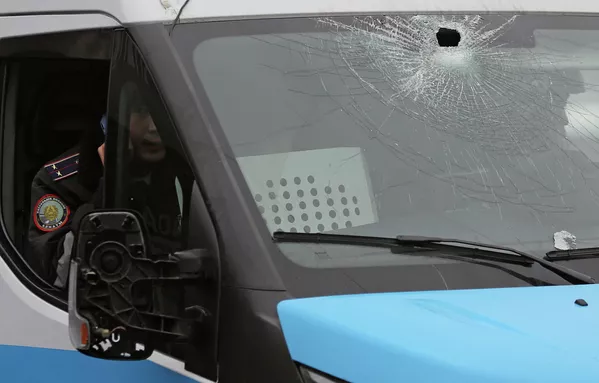 En medio de los disturbios, los manifestantes asaltaron el ayuntamiento de la ciudad de Almaty, donde se produjo un incendio. Mientras tanto, las protestas se extendieron a otras ciudades de Kazajistán y el Gobierno decidió decretar estado de emergencia en la región de Almaty y Nur-sultán del 5 al 19 de enero. En la foto: un oficial kazajo en el interior de un furgón policial con el parabrisas roto tras los enfrentamientos. En medio de los disturbios, los manifestantes asaltaron el ayuntamiento de la ciudad de Almaty, donde se produjo un incendio. Mientras tanto, las protestas se extendieron a otras ciudades de Kazajistán y el Gobierno decidió decretar estado de emergencia en la región de Almaty y Nur-sultán del 5 al 19 de enero. En la foto: un oficial kazajo en el interior de un furgón policial con el parabrisas roto tras los enfrentamientos. - Sputnik Mundo