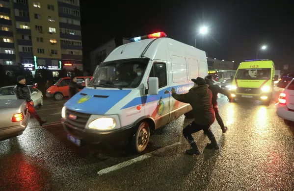 La ciudad kazaja de Almaty fue donde mayor cantidad de manifestantes se movilizaron enfrentándose a la policía, quienes a su vez buscaban dispersar las masivas protestas con granadas aturdidoras y gases lacrimógenos.En la foto: varios manifestantes atacan a un coche de la policía en Almaty. La ciudad kazaja de Almaty fue donde mayor cantidad de manifestantes se movilizaron enfrentándose a la policía, quienes a su vez buscaban dispersar las masivas protestas con granadas aturdidoras y gases lacrimógenos.En la foto: varios manifestantes atacan a un coche de la policía en Almaty. - Sputnik Mundo