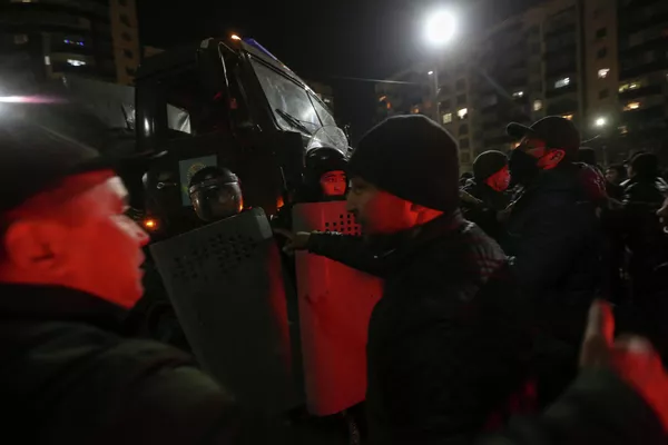 Ante las exigencias de miles de manifestantes, las autoridades anunciaron las reducciones de precios de gas e incluso el presidente de Kazajistán, Kasim-Yomart Tokáev, aceptó la dimisión del Gobierno.En la foto: varios manifestantes se plantan frente a la policía kazaja durante las protestas. Ante las exigencias de miles de manifestantes, las autoridades anunciaron las reducciones de precios de gas e incluso el presidente de Kazajistán, Kasim-Yomart Tokáev, aceptó la dimisión del Gobierno.En la foto: varios manifestantes se plantan frente a la policía kazaja durante las protestas. - Sputnik Mundo