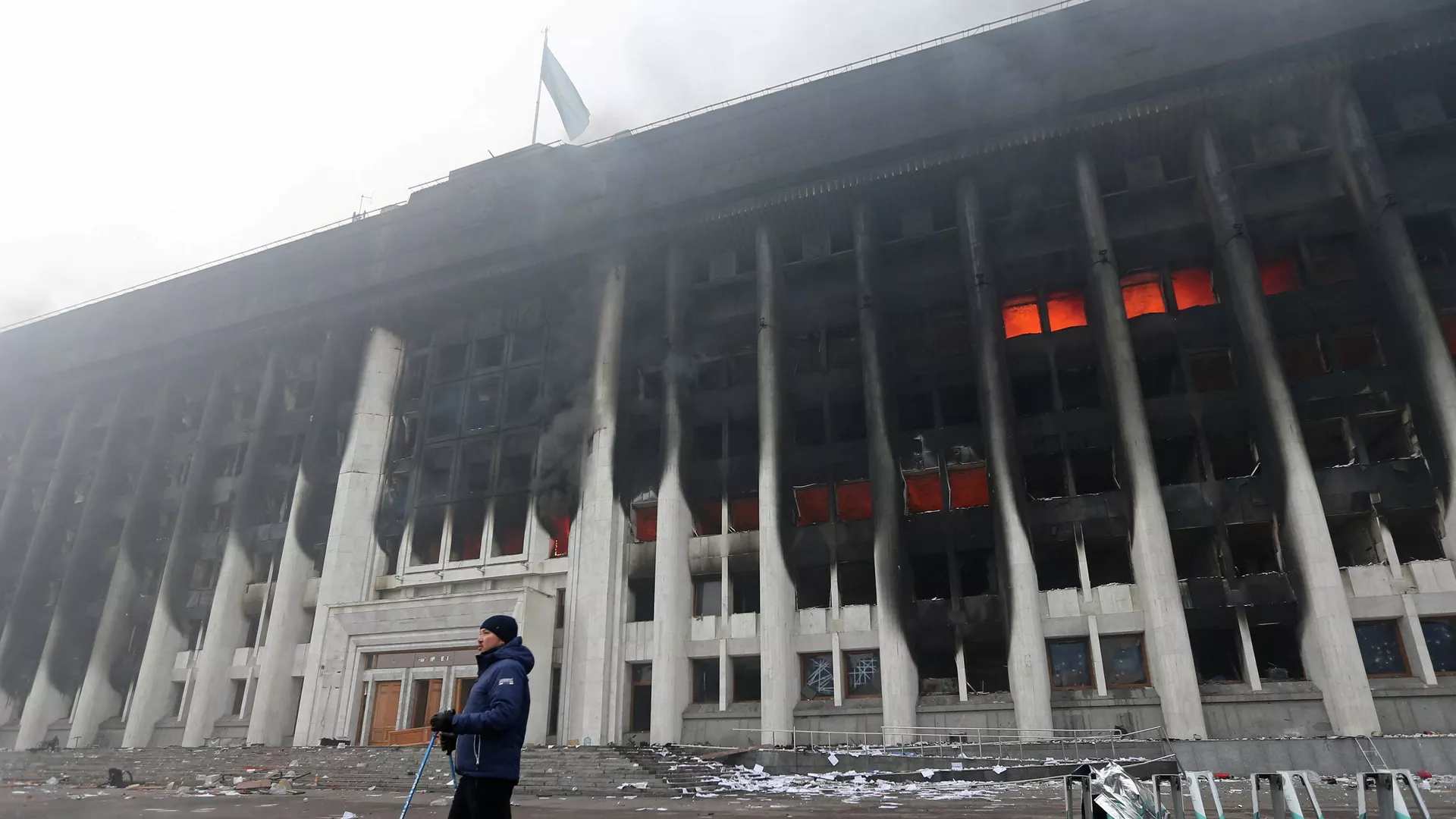 El Ayuntamiento de la ciudad kazaja de Almaty quemado por manifestantes