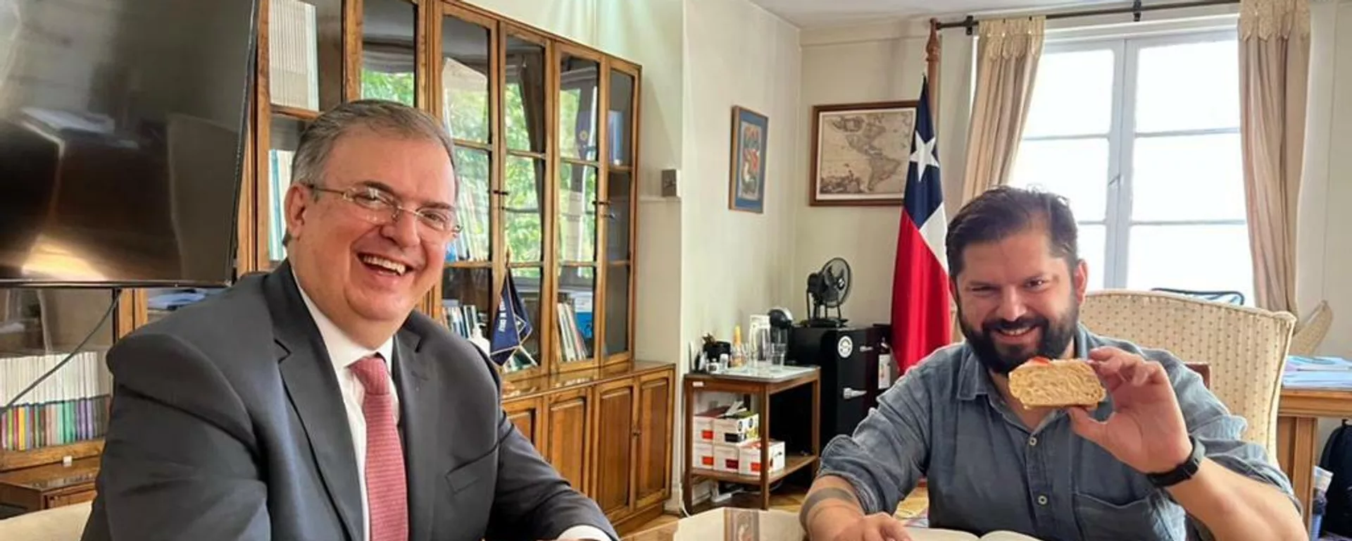 Marcelo Ebrard, canciller mexicano, y Gabriel Boric, presidente electo de Chile, Marcelo Ebrard, canciller mexicano, y Gabriel Boric, presidente electo de Chile, - Sputnik Mundo, 1920, 16.05.2022