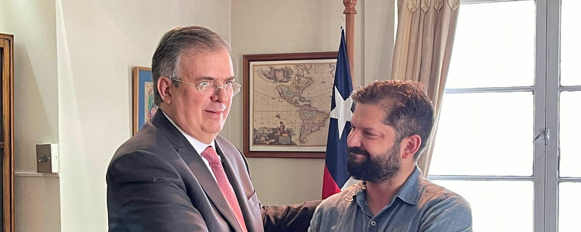 Marcelo Ebrard, canciller mexicano, y Gabriel Boric, presidente electo de Chile Marcelo Ebrard, canciller mexicano, y Gabriel Boric, presidente electo de Chile - Sputnik Mundo, 1920, 06.01.2022