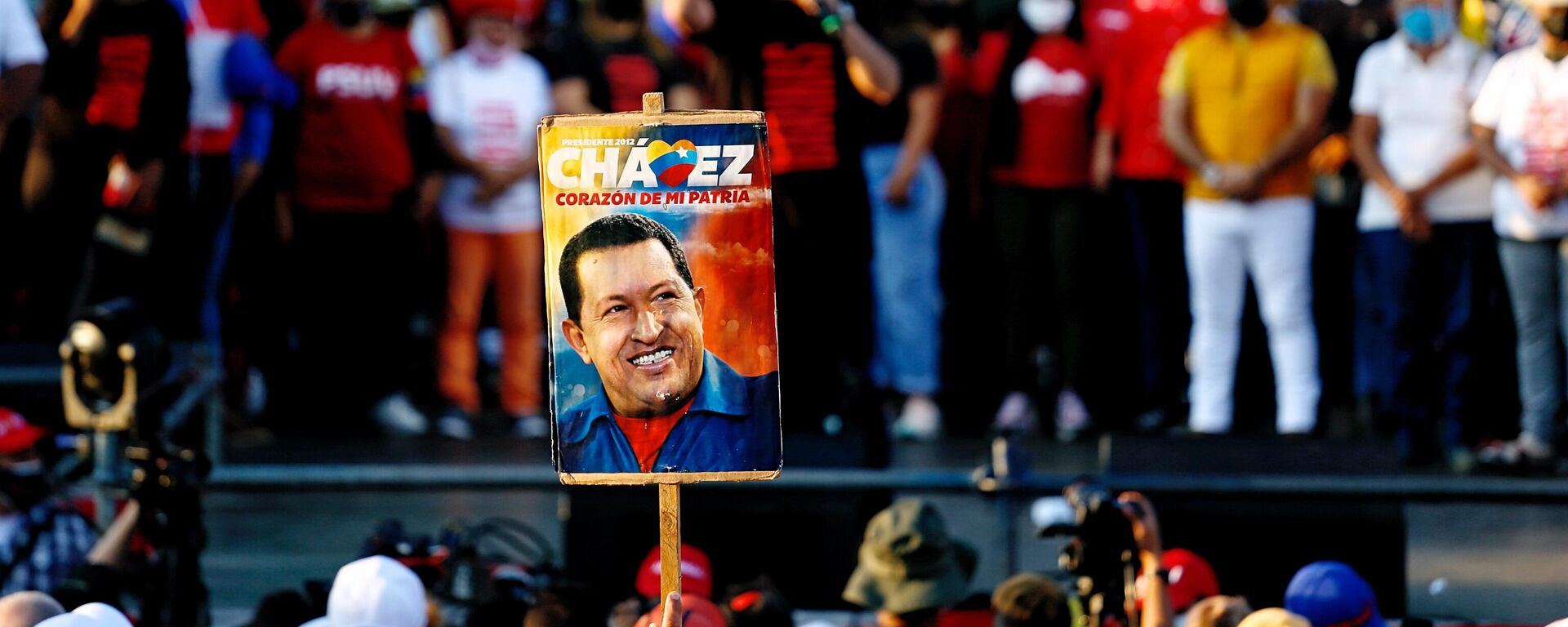 Pancarta con Hugo Chávez, expresidente de Venezuela (1999-2013) - Sputnik Mundo, 1920, 07.01.2022