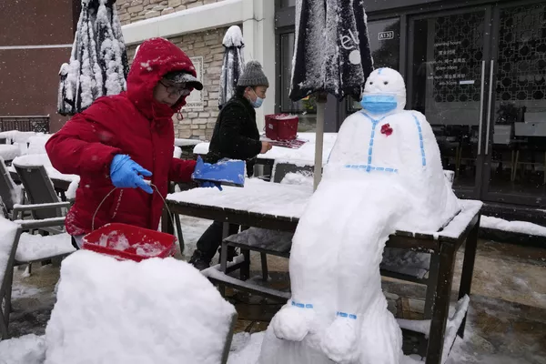 Un muñeco de nieve que representa a un médico vestido con traje de protección y una mascarilla, en Pekín, China, el 7 de noviembre de 2021. Un muñeco de nieve que representa a un médico vestido con traje de protección y una mascarilla, en Pekín, China, el 7 de noviembre de 2021. - Sputnik Mundo