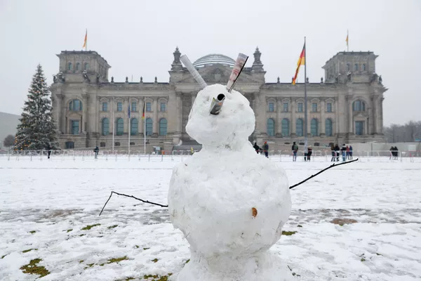 Un muñeco de nieve delante del edificio del Reichstag, Berlín, Alemania, el 10 de diciembre de 2021. Un muñeco de nieve delante del edificio del Reichstag, Berlín, Alemania, el 10 de diciembre de 2021. - Sputnik Mundo