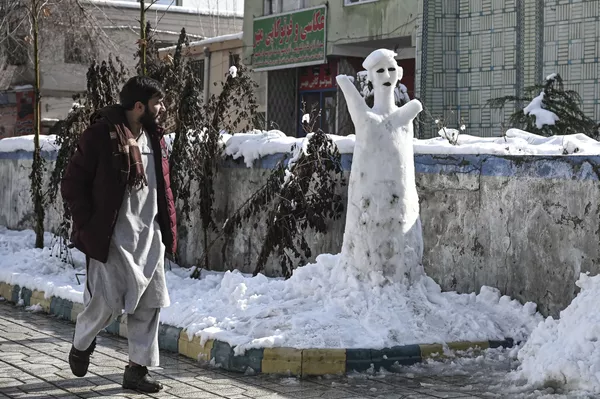 Un hombre pasa al lado de una figura de nieve en Kabul, Afganistán, el 5 de enero de 2022. Un hombre pasa al lado de una figura de nieve en Kabul, Afganistán, el 5 de enero de 2022. - Sputnik Mundo