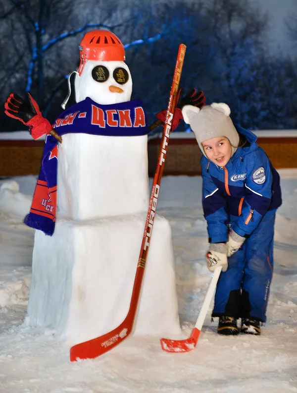 Una niña posa al lado de un muñeco de nieve vestido de uniforme del equipo moscovita CSKA, en Moscú, Rusia, el 17 de diciembre de 2021. Una niña posa al lado de un muñeco de nieve vestido de uniforme del equipo moscovita CSKA, en Moscú, Rusia, el 17 de diciembre de 2021. - Sputnik Mundo