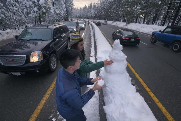 Unos jóvenes en un atasco hacen un muñeco de nieve en Pollock Pines, California, EEUU, el 28 de diciembre de 2021. Unos jóvenes en un atasco hacen un muñeco de nieve en Pollock Pines, California, EEUU, el 28 de diciembre de 2021. - Sputnik Mundo