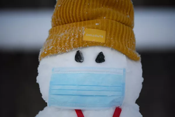 Un muñeco de nieve que lleva un tapabocas, en Klingental, Alemania, el 10 de diciembre de 2021. Un muñeco de nieve que lleva un tapabocas, en Klingental, Alemania, el 10 de diciembre de 2021. - Sputnik Mundo