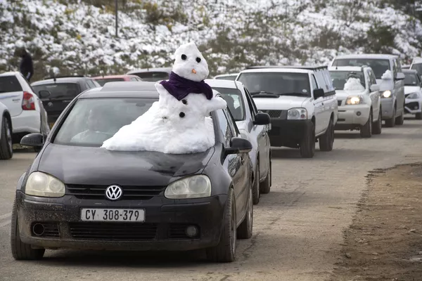 Un muñeco de nieve en el parabrisas de un auto tras una fuerte nevada, en la ciudad de Ceres, Sudáfrica, el 29 de agosto de 2021. Un muñeco de nieve en el parabrisas de un auto tras una fuerte nevada, en la ciudad de Ceres, Sudáfrica, el 29 de agosto de 2021. - Sputnik Mundo