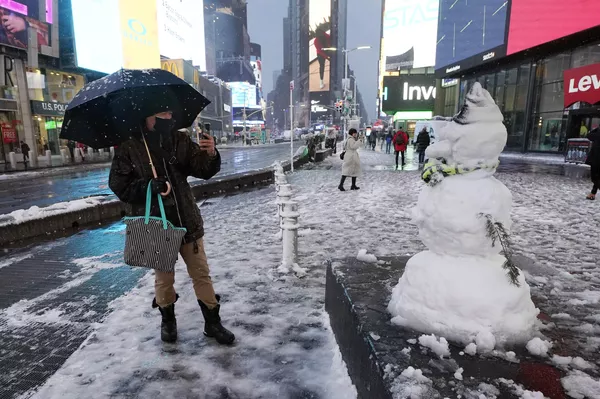 Un hombre toma fotos de un muñeco de nieve en Nueva York, EEUU, el 7 de enero de 2022. Un hombre toma fotos de un muñeco de nieve en Nueva York, EEUU, el 7 de enero de 2022. - Sputnik Mundo
