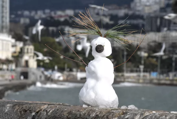 Un muñeco de nieve en un malecón en la ciudad de Yalta, Crimea, Rusia. Un muñeco de nieve en un malecón en la ciudad de Yalta, Crimea, Rusia. - Sputnik Mundo