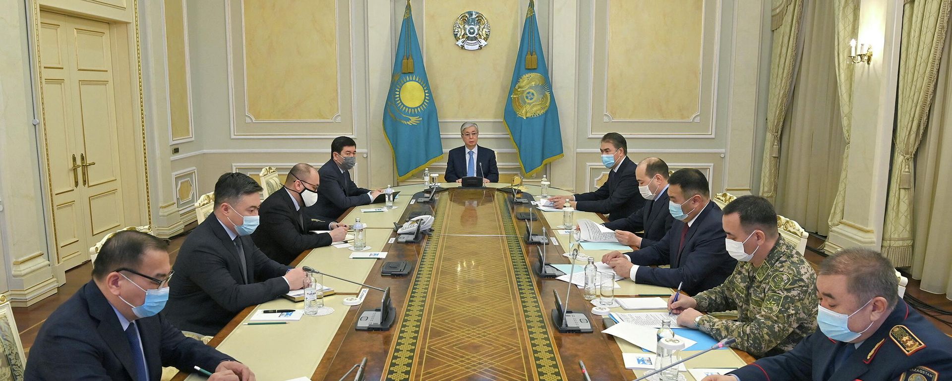 El presidente de Kazajistán, Kasim-Zhomart Tokáev, preside una reunión del Centro de Operaciones de Emergencia tras las protestas, en Nur-Sultan, Kazajistán, el 8 de enero de 2022 El presidente de Kazajistán, Kasim-Zhomart Tokáev, preside una reunión del Centro de Operaciones de Emergencia tras las protestas, en Nur-Sultan, Kazajistán, el 8 de enero de 2022 - Sputnik Mundo, 1920, 08.01.2022