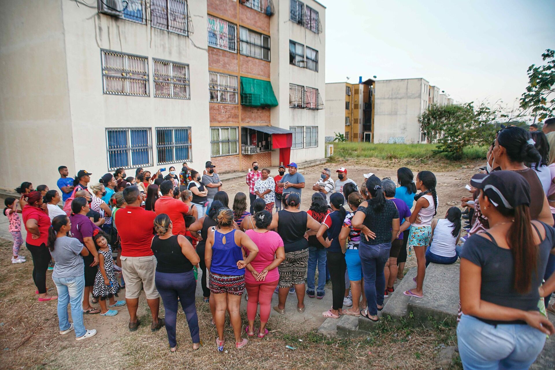 Militantes chavistas de Ciudad Tavacare afinan en asamblea detalles de cara a los comicios del domingo - Sputnik Mundo, 1920, 08.01.2022