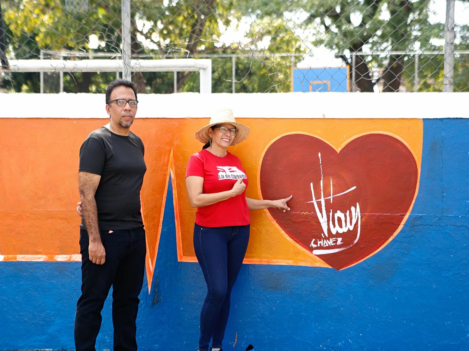 Nelson Franco y Marlen Morillo, frente a uno de los murales que pintaron durante la campaña electoral - Sputnik Mundo, 1920, 08.01.2022