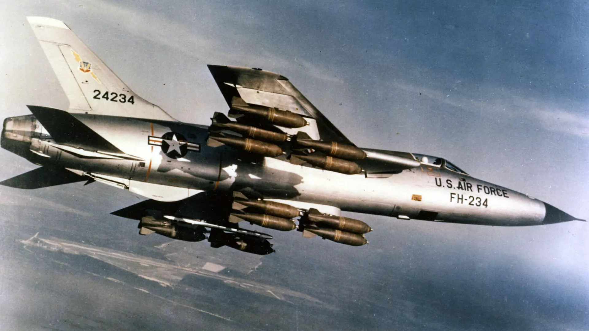 Un F-105D con una carga completa de bombas M117