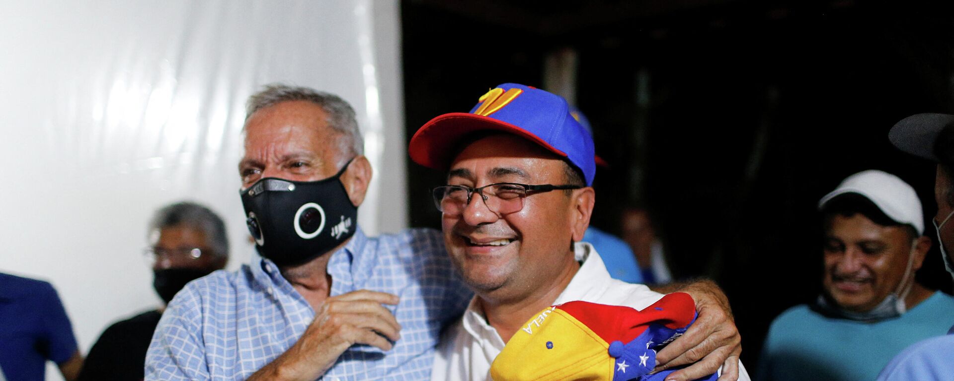 Sergio Garrido, gobernador electo del estado de Barinas, posa para una foto con un simpatizante después de que el estado de Barinas celebrara las elecciones repetidas, en Barinas, Venezuela, el 9 de enero de 2022. - Sputnik Mundo, 1920, 10.01.2022