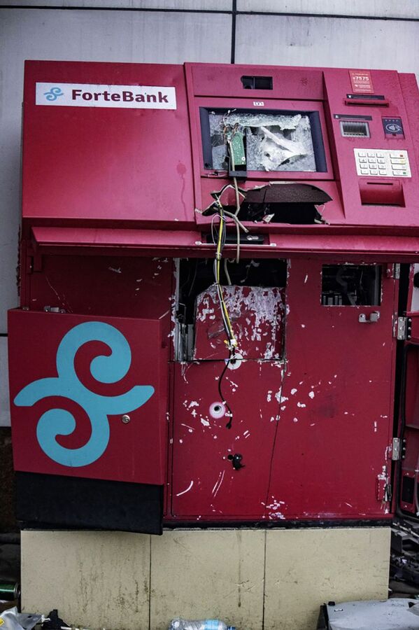 Los manifestantes atacaron las instituciones públicas y se apropiaron de las armas. Muchas ciudades se convirtieron en víctimas de los saqueadores. - Sputnik Mundo