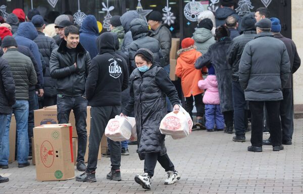Debido a los disturbios, el país fue desconectado de internet. La mayoría de los supermercados y bancos suspendieron sus servicios.En la foto: personas al lado de un supermercado en Almaty. - Sputnik Mundo