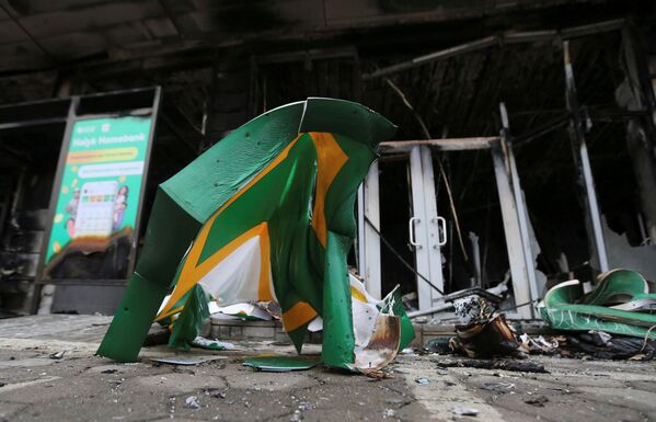 La filial en Almaty del Banco Popular, quemada durante los disturbios. - Sputnik Mundo