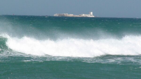 Mar revuelto con el castillo del islote de Sancti Petri de fondo (Cádiz) - Sputnik Mundo