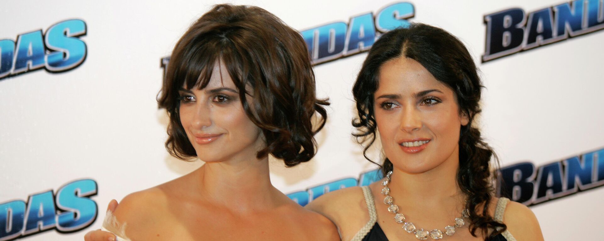 Penélope Cruz junto a Salma Hayek, foto de archivo - Sputnik Mundo, 1920, 10.01.2022