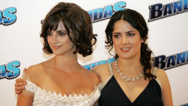 Penélope Cruz junto a Salma Hayek, foto de archivo - Sputnik Mundo