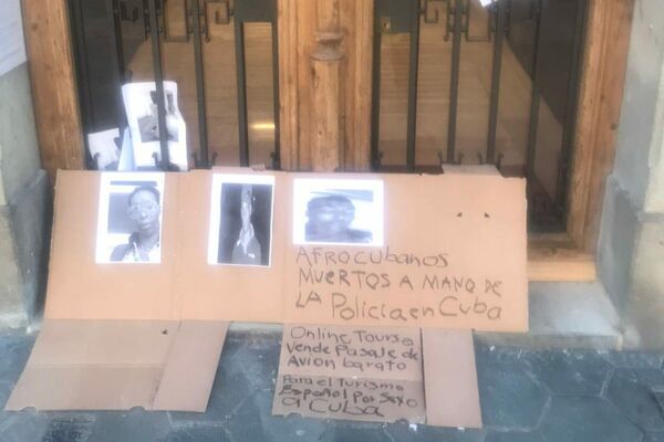 Carteles en la entrada del Consulado de Cuba en Barcelona - Sputnik Mundo