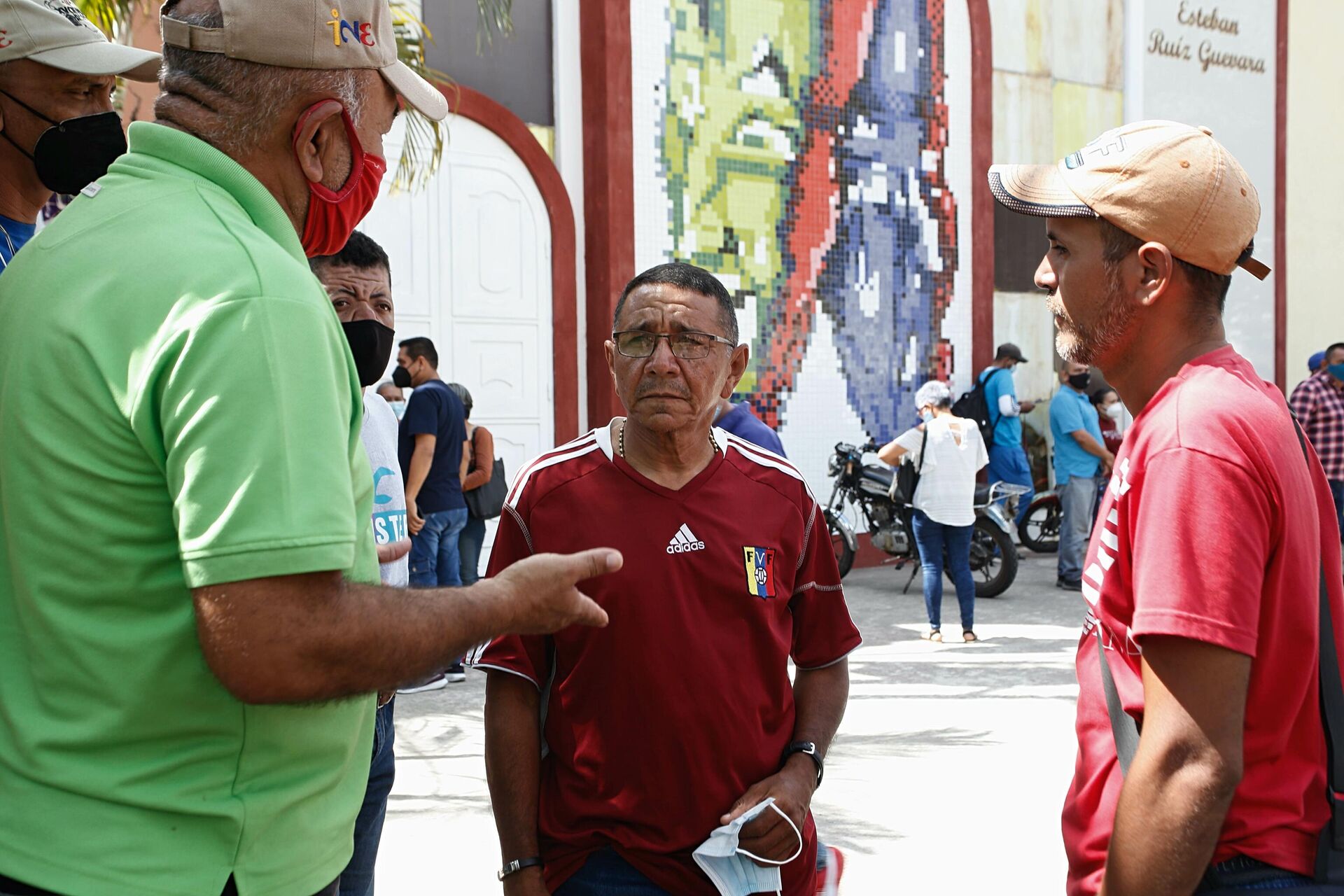 Manuel Caro (centro) discute con compañeros de militante balance electoral del PSUV - Sputnik Mundo, 1920, 11.01.2022