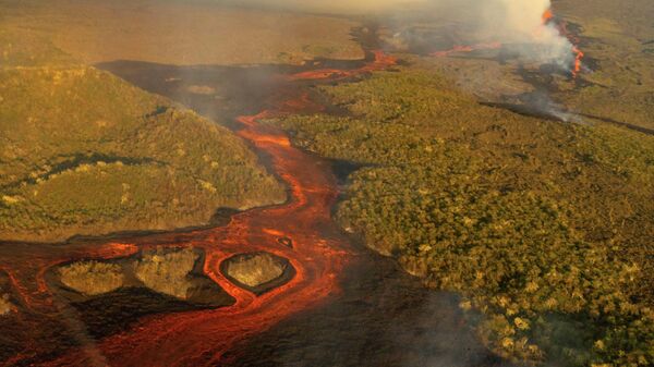 Los flujos de lava del volcán Wolf - Sputnik Mundo