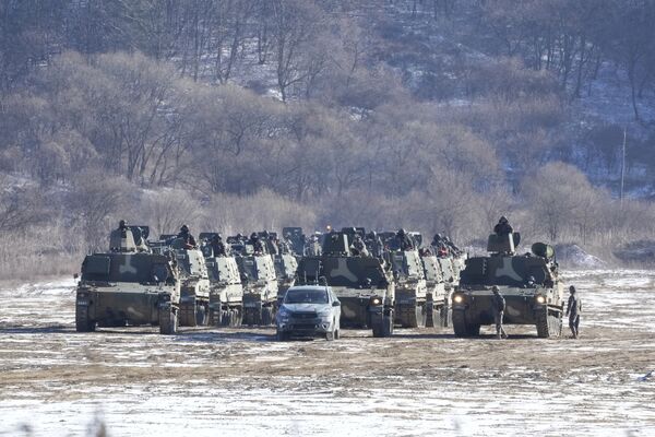 Según Corea del Norte, la prueba de este nuevo lanzamiento fue un éxito. El bloque hipersónico de deslizamiento se separó del misil en 600 kilómetros y alcanzó su objetivo establecido en el mar a una distancia de 1.000 kilómetros.En la foto: varios vehículos blindados surcoreanos en la frontera con Corea del Norte durante el lanzamiento del misil hipersónico norcoreano. - Sputnik Mundo